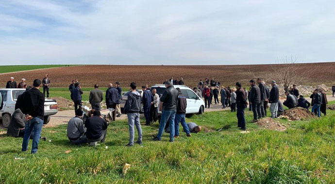 Yol kenarında erkek cesedi bulundu