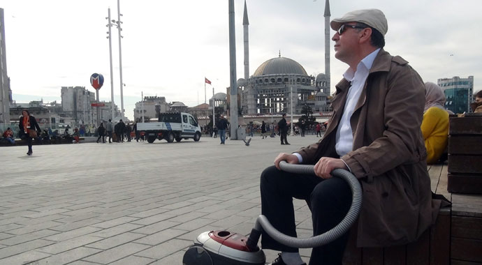 Elektrikli süpürgesini aldı Taksim’e çıktı