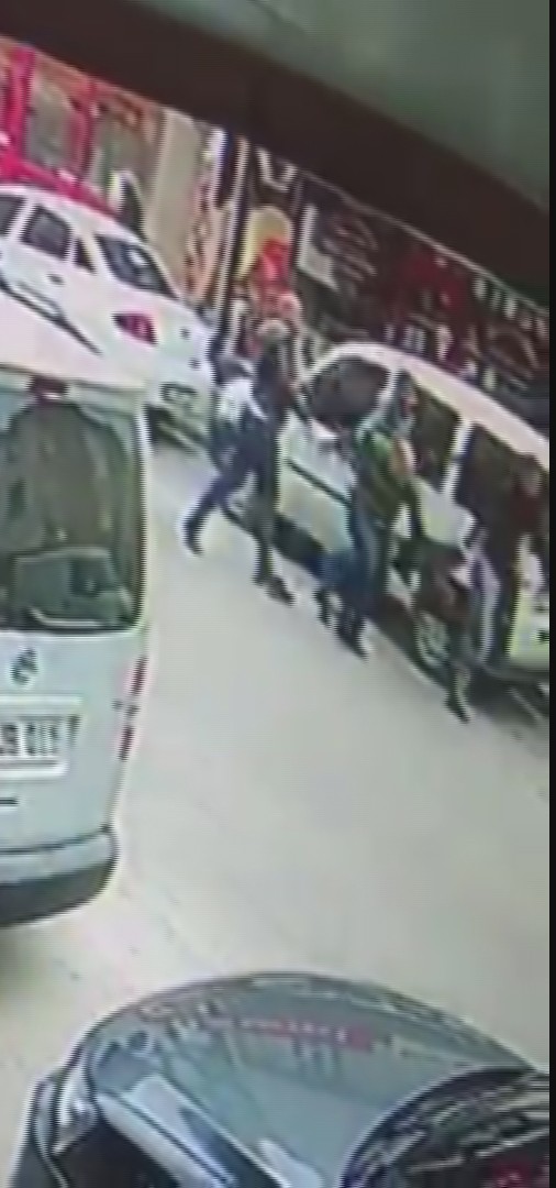 Silahlı saldırgana meydan dayağı kamerada