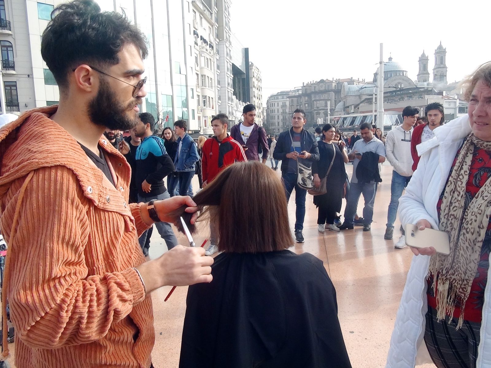 Taksim Meydanı’nda saç kesimi yaptı, vatandaşların ilgi odağı oldu