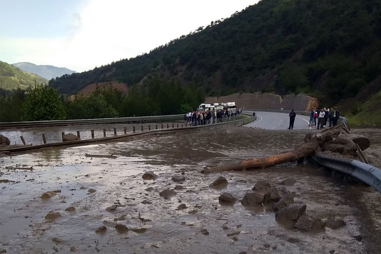 Aşırı yağış sele ve heyelana sebep oldu