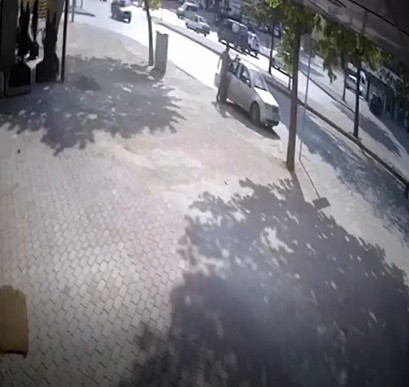 Drift yaparken kaldırımdaki adamı ezdi