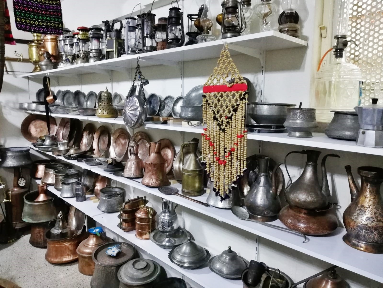 30 yıldır köy köy gezip antika eşyaları topluyor