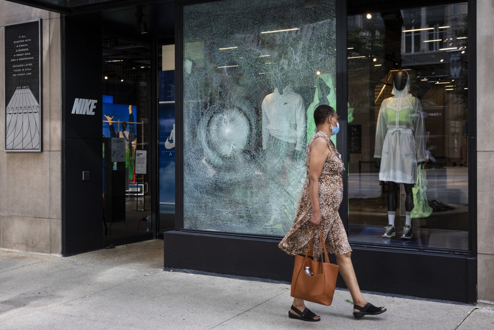 ABD’nin Kaliforniya eyaletindeki lüks mağazalarda yağma olayları sürüyor