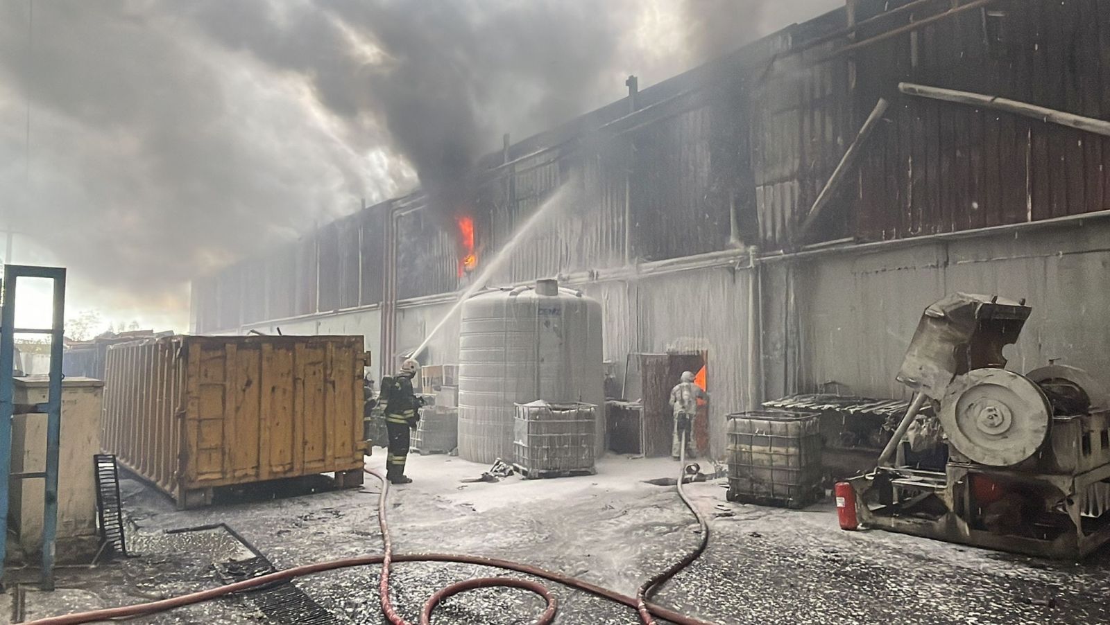 Kocaeli'nde geri dönüşüm fabrikasında yangın