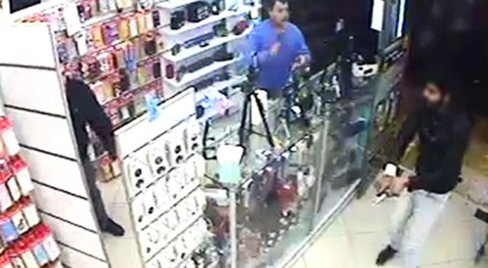 Silah tutukluk yapınca vurulmaktan kurtuldular