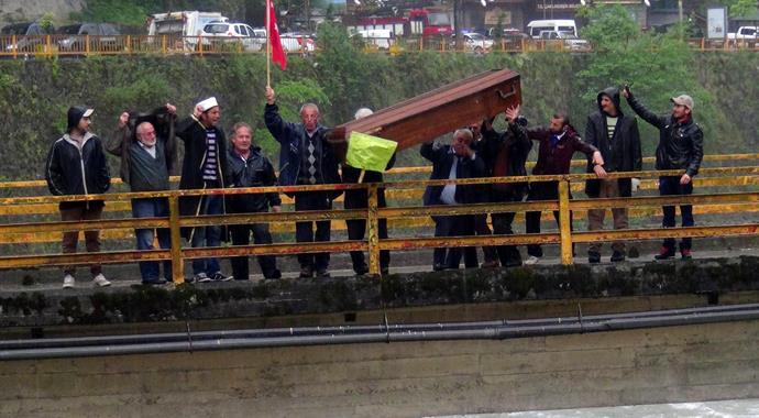 Rize'de ilginç protesto: Tabutu böyle fırlattılar