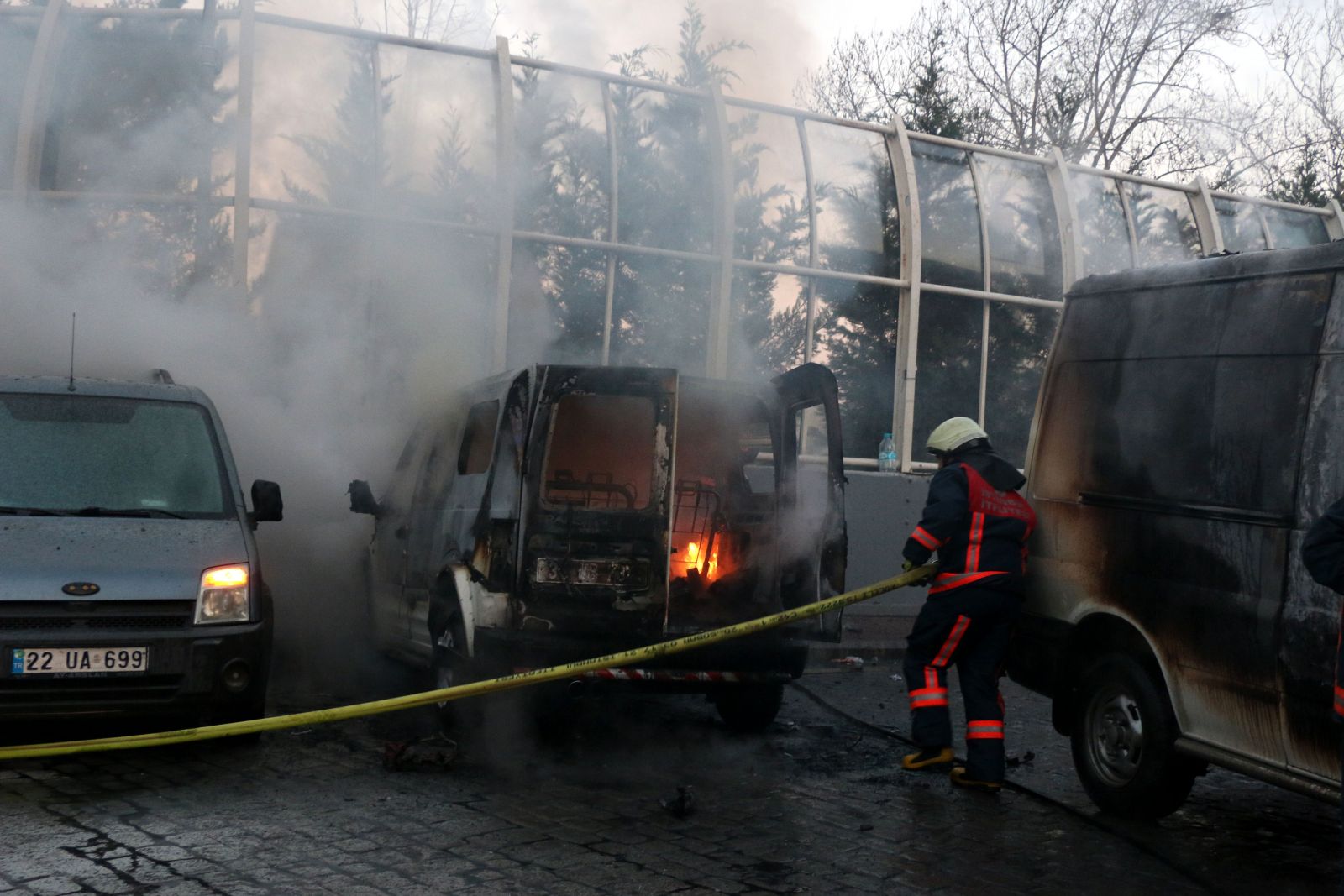 Beyoğlu'nda iki araç alev alev yandı
