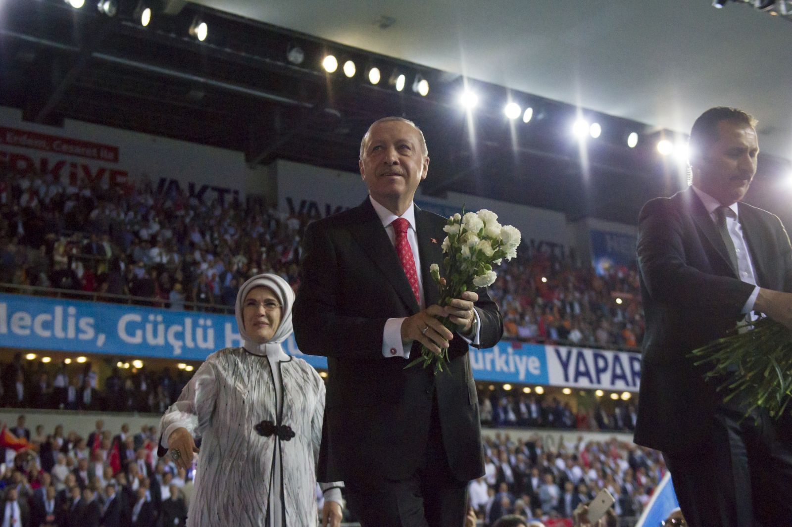 AK Parti seçim beyannamesini açıkladı