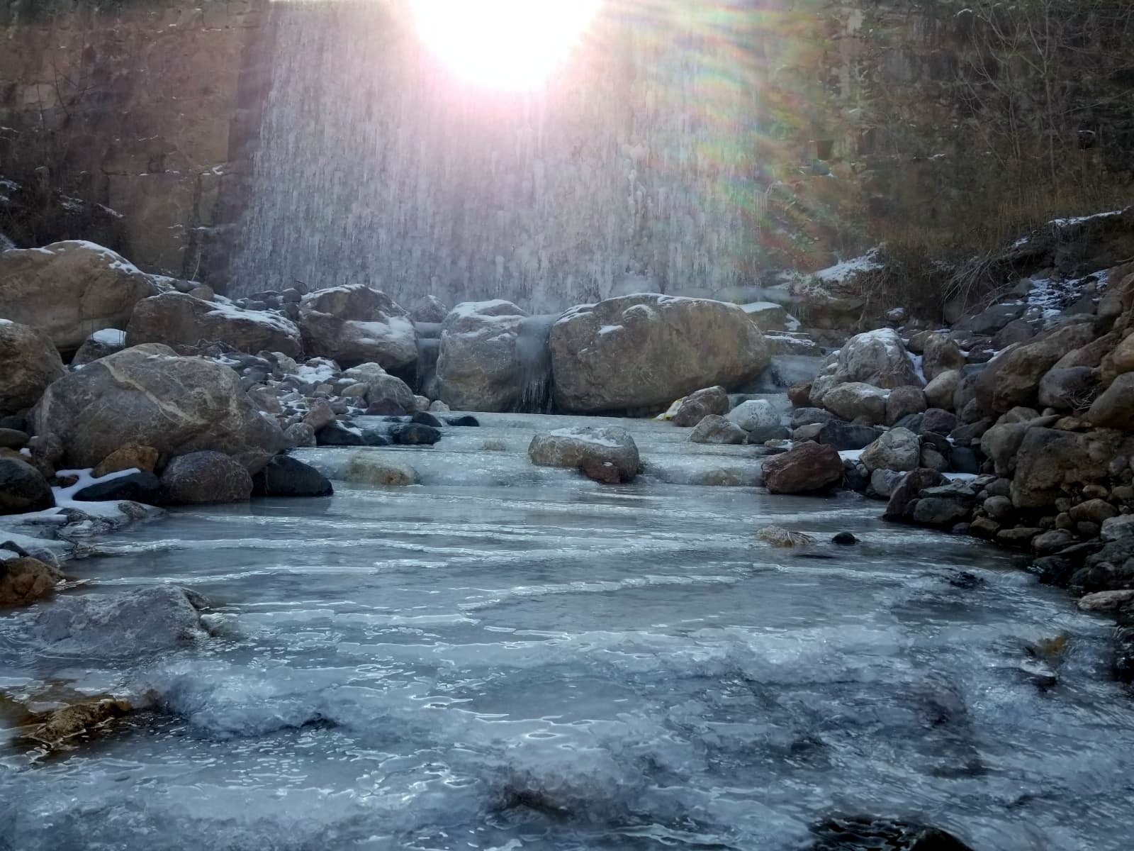 Buz tutan akarsu kartpostallık görüntü oluşturdu