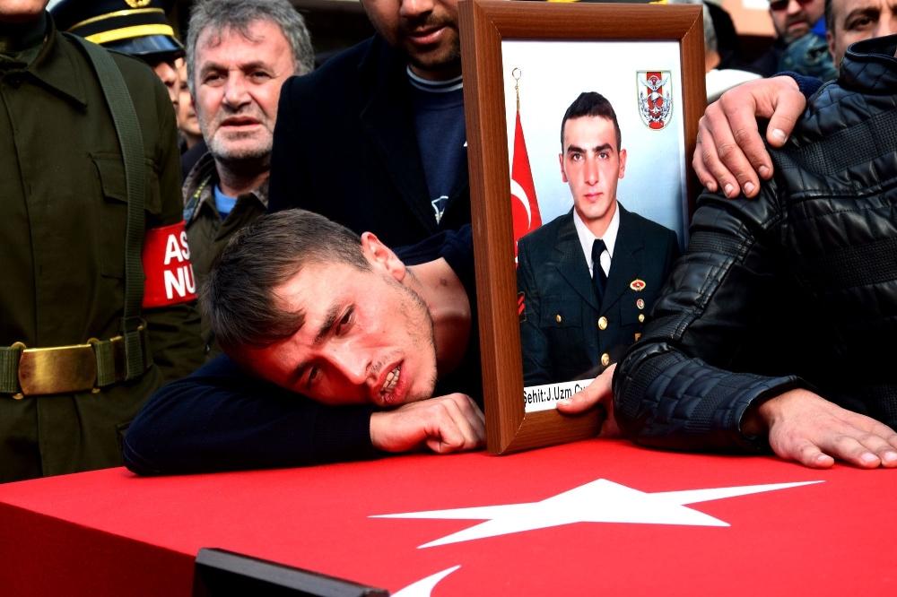 Şehit arkadaşının tabutuna sarılmıştı... Çok acı haber!