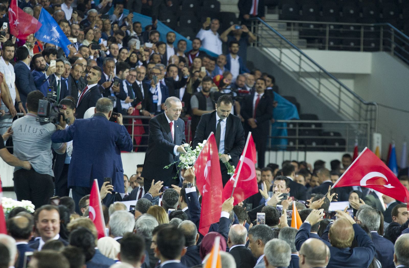 AK Parti seçim beyannamesini açıkladı