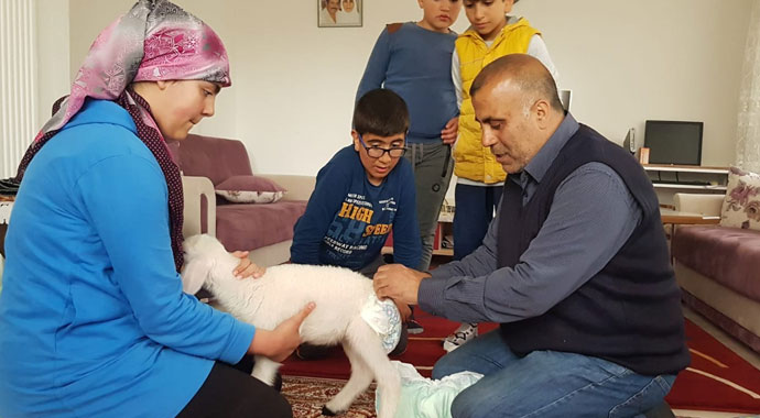 Kuzuyla alışverişe gidiyor, çocuk bezi bağlıyor