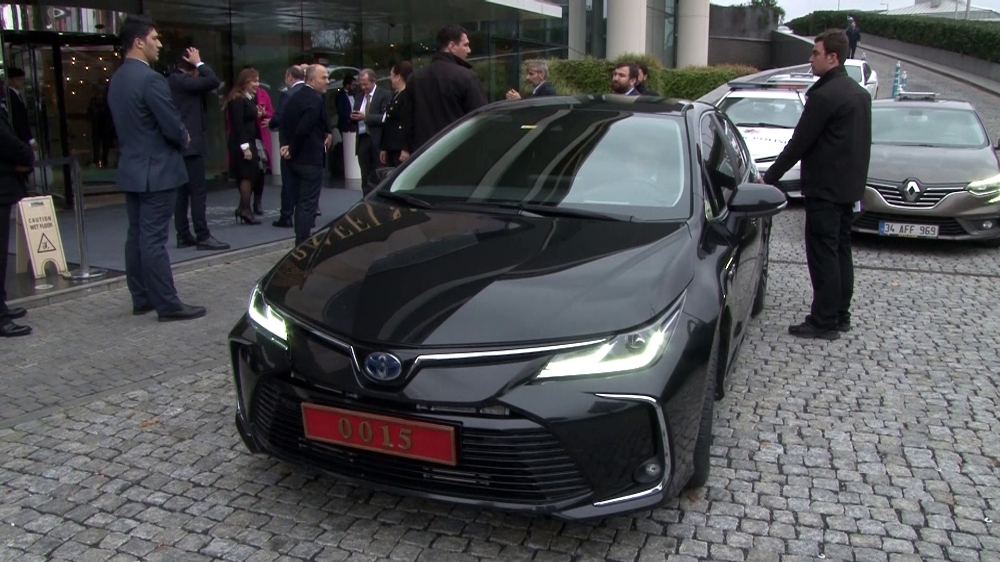 Bakan Varank zirveye hibrit araçla geldi