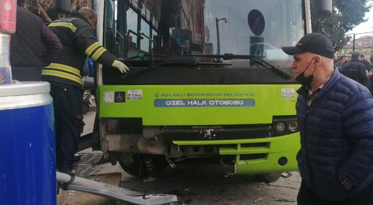 Otobüs durağa daldı: 3 yolcu yaralandı