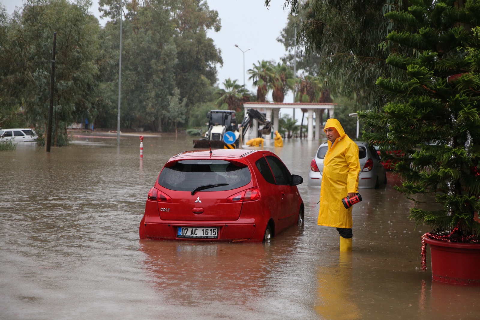 Antalya'da kuvvetli yağış su baskınlarına yol açtı