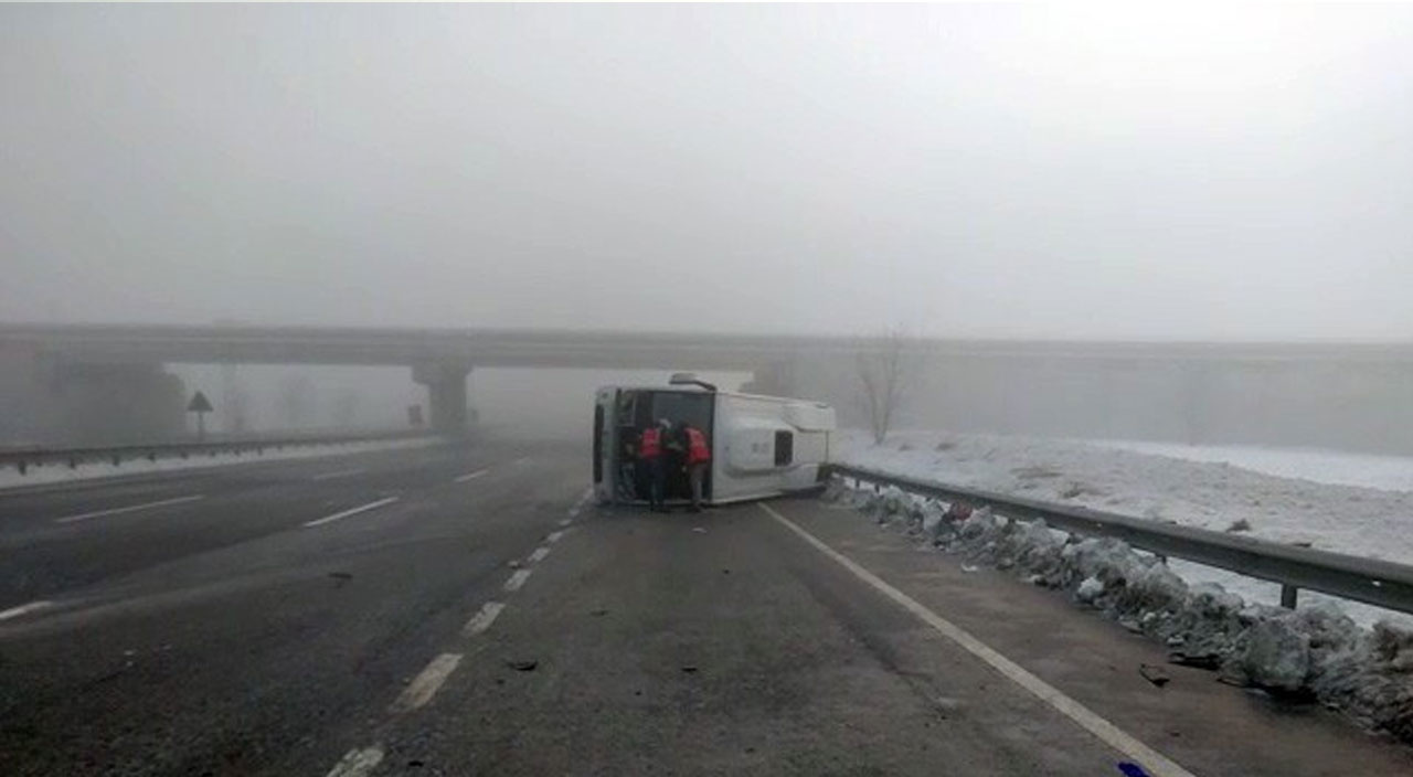 Polisleri taşıyan minibüs yan yattı: 2’si ağır 14 yaralı