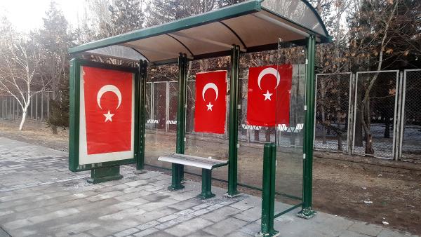 Kayseri'de 14 askerin şehit olduğu durak Türk bayraklarıyla donatıldı