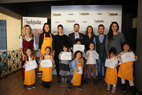 Minik şefler, ünlü anneleri için pide pişirdi