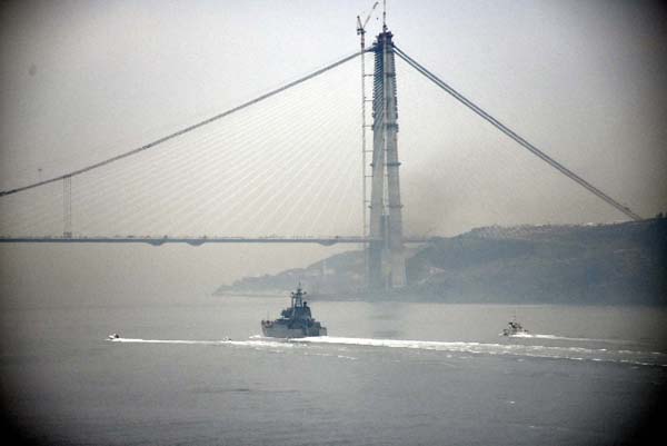 Rus savaş gemisi İstanbul Boğazı’ndan geçti