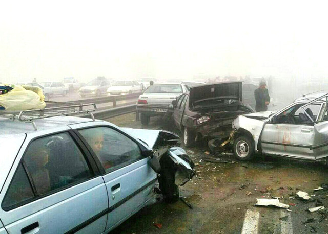 İran'da 130 araç birbirine girdi
