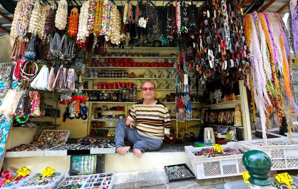 Kolları olmadan doğdu, ayaklarıyla üreterek kazandı