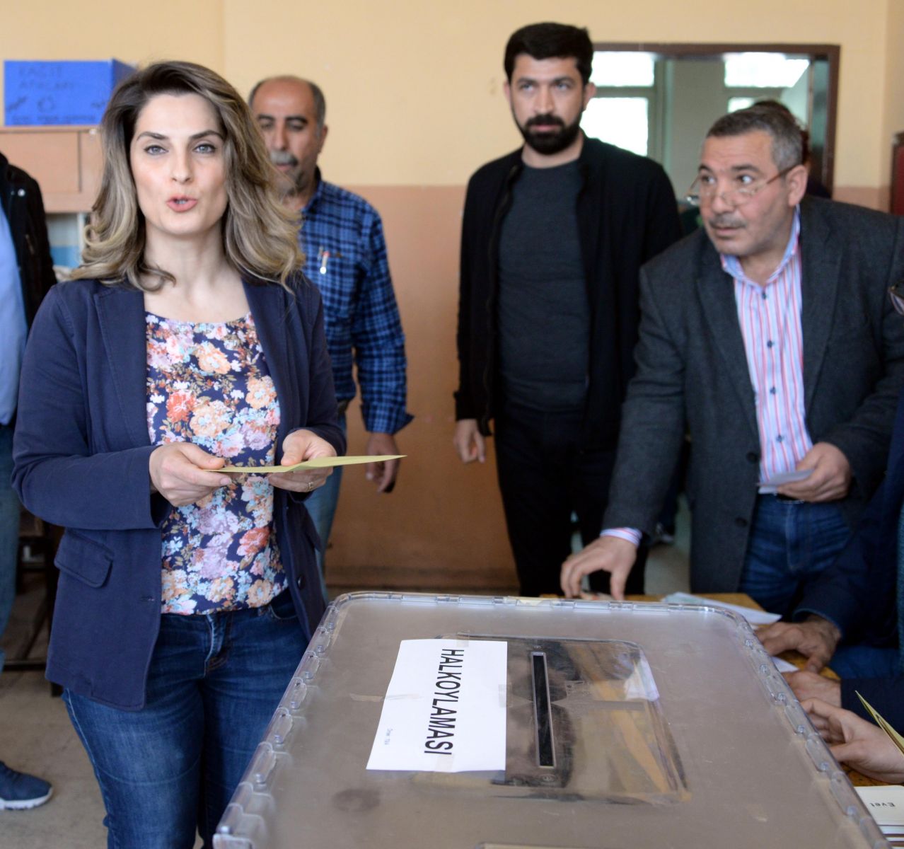 Demirtaş'ın eşi tek başına oy kullandı