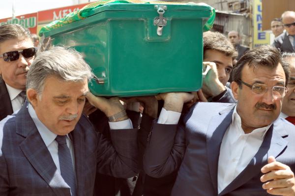 Gül'ün babası son yolculuğuna uğurlanıyor