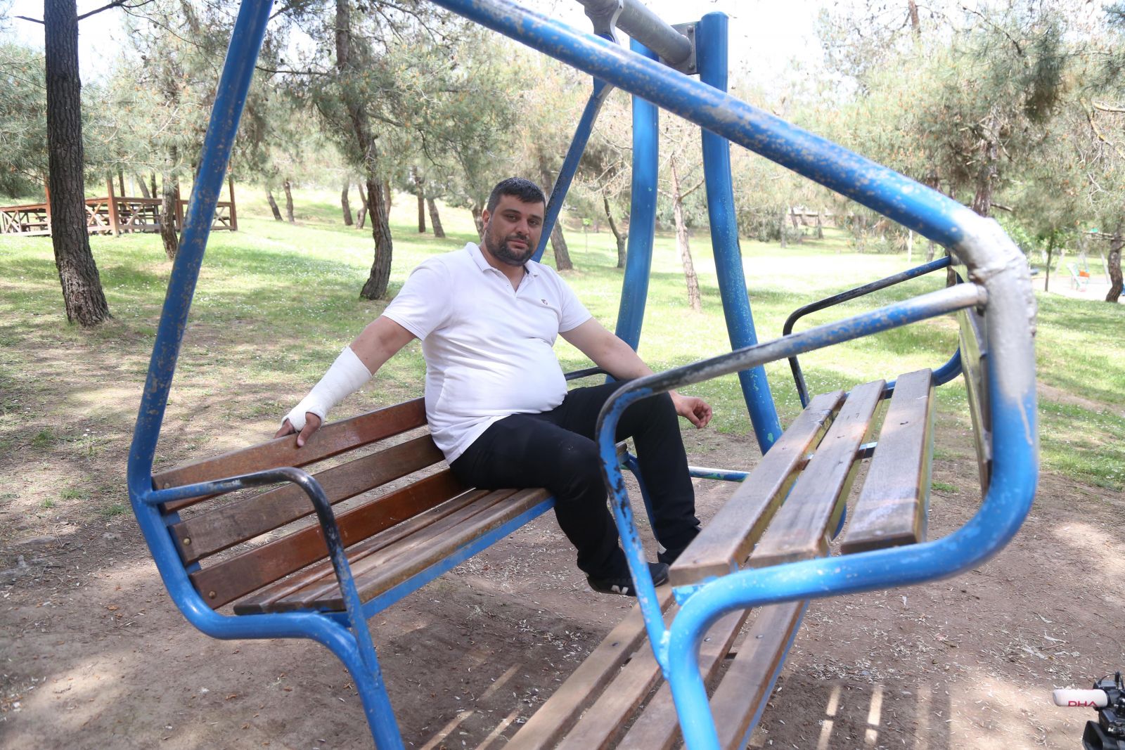 Eğlenmek isterken gözleri bu hale geldi!