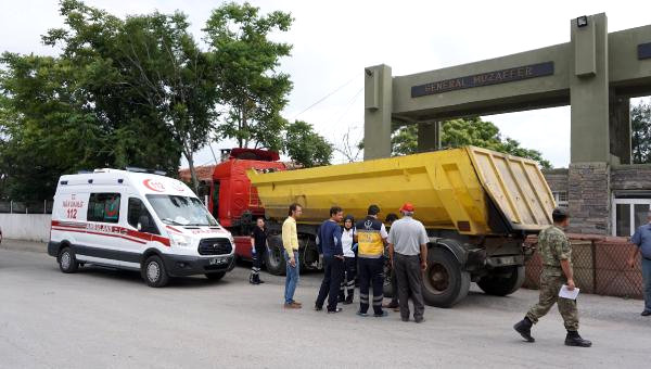 Edirne'de bir genç, bonzai içip kamyonla nizamiyeye daldı