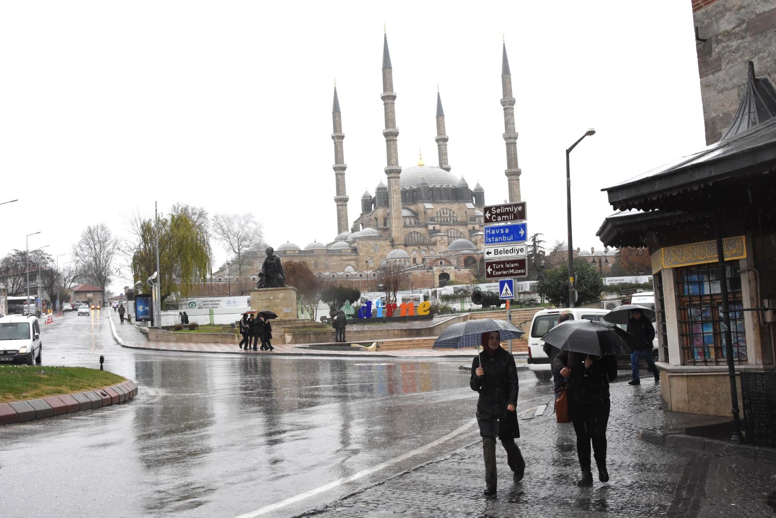 Uyarılar peş peşe geldi, yağmur hayatı felç etti (İstanbul'da Yağmur Ne Kadar Sürecek)