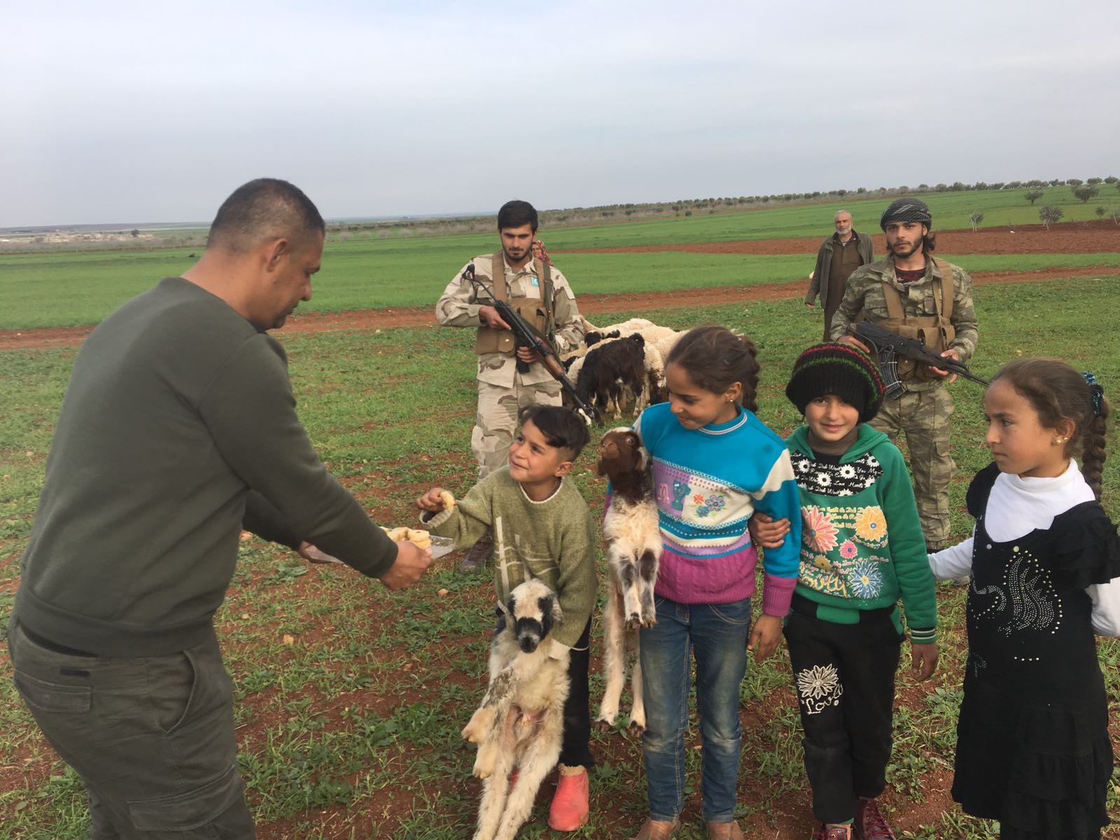 ÖSO'dan Afrin zaferinin ardından çocuklara tatlı ikramı