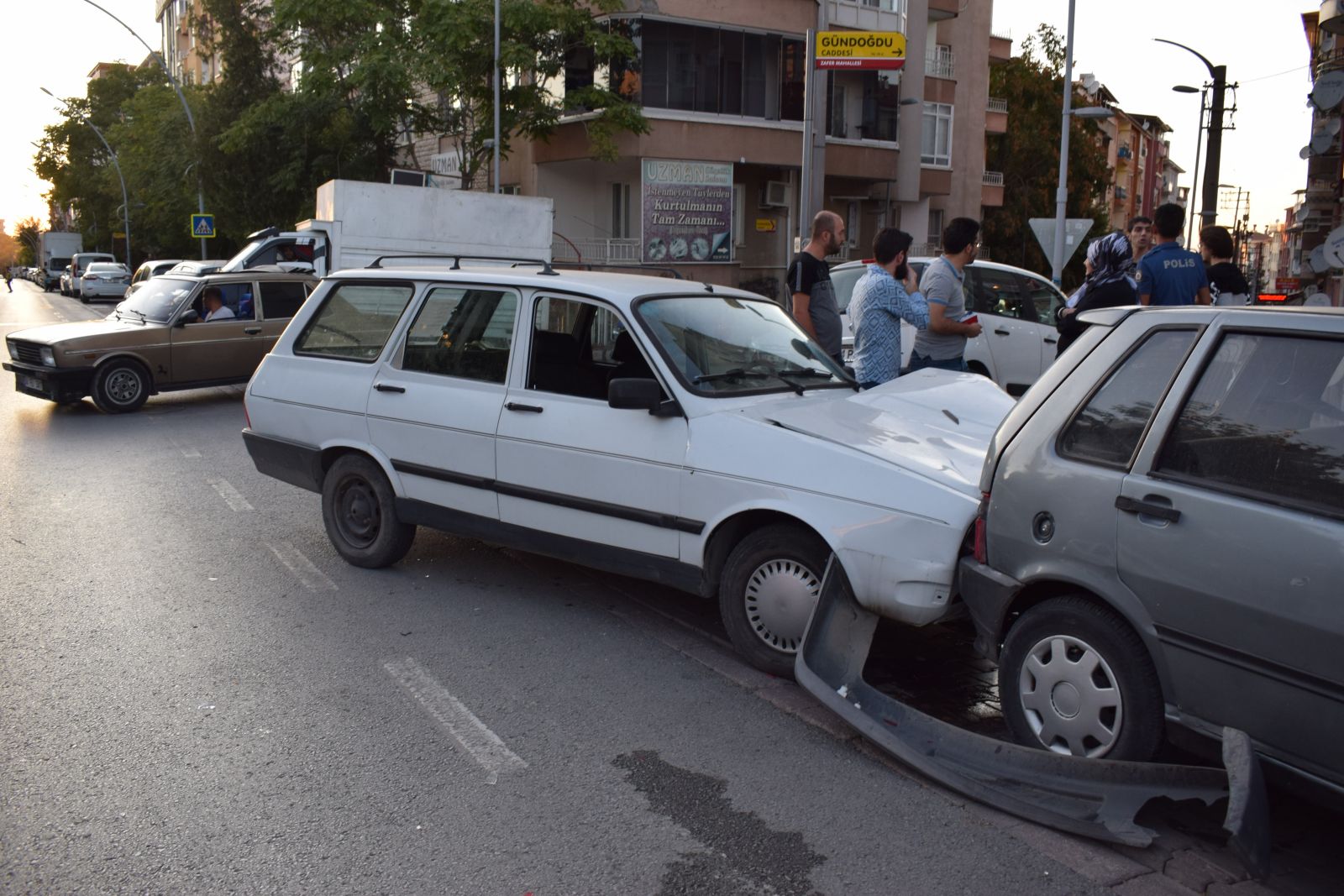 Kaza yapan araç sürücüsü otomobili bırakıp kaçtı
