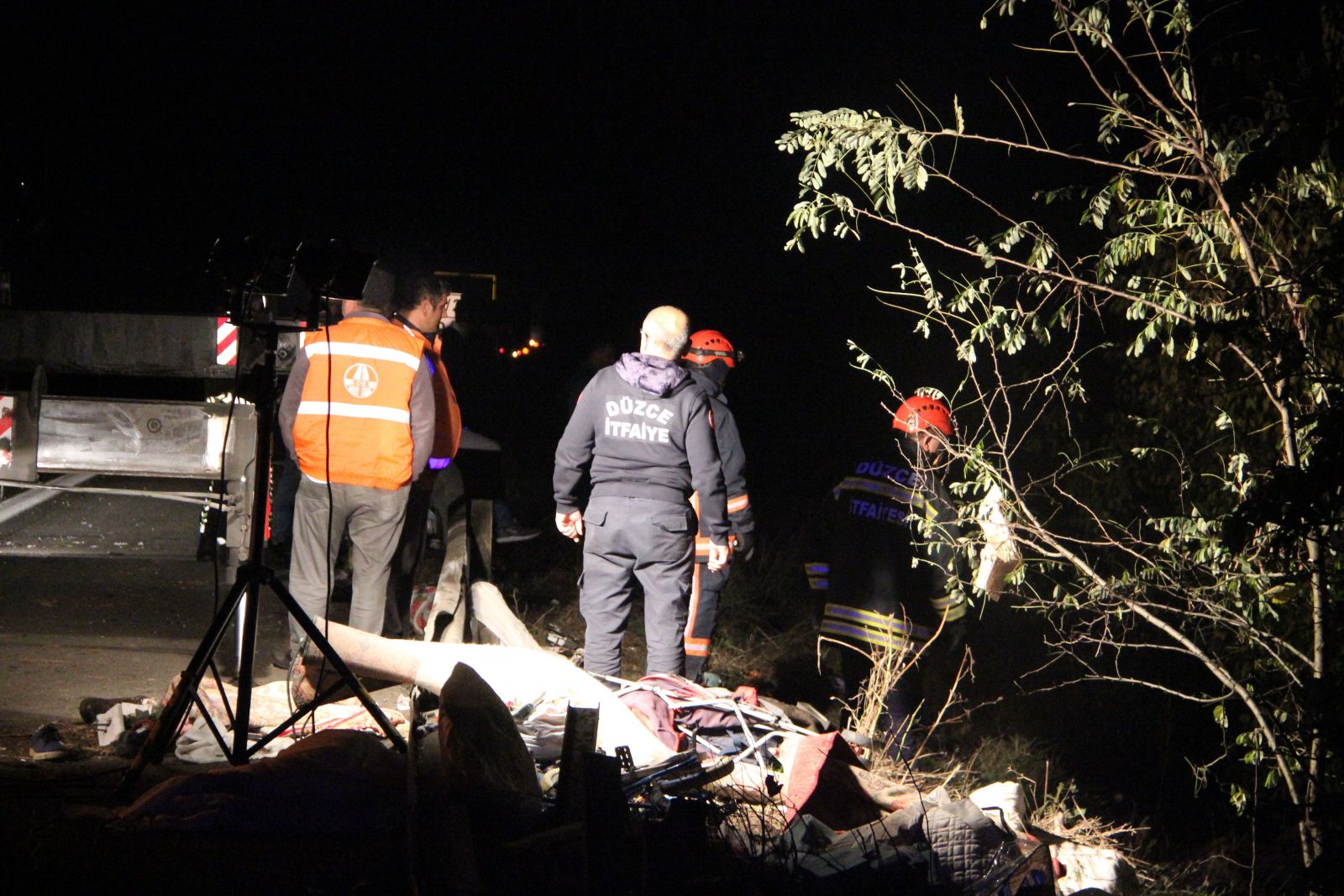 TEM Otoyolu'nda minibüs bariyerleri aşıp şarampole yuvarlandı: 1 yaralı