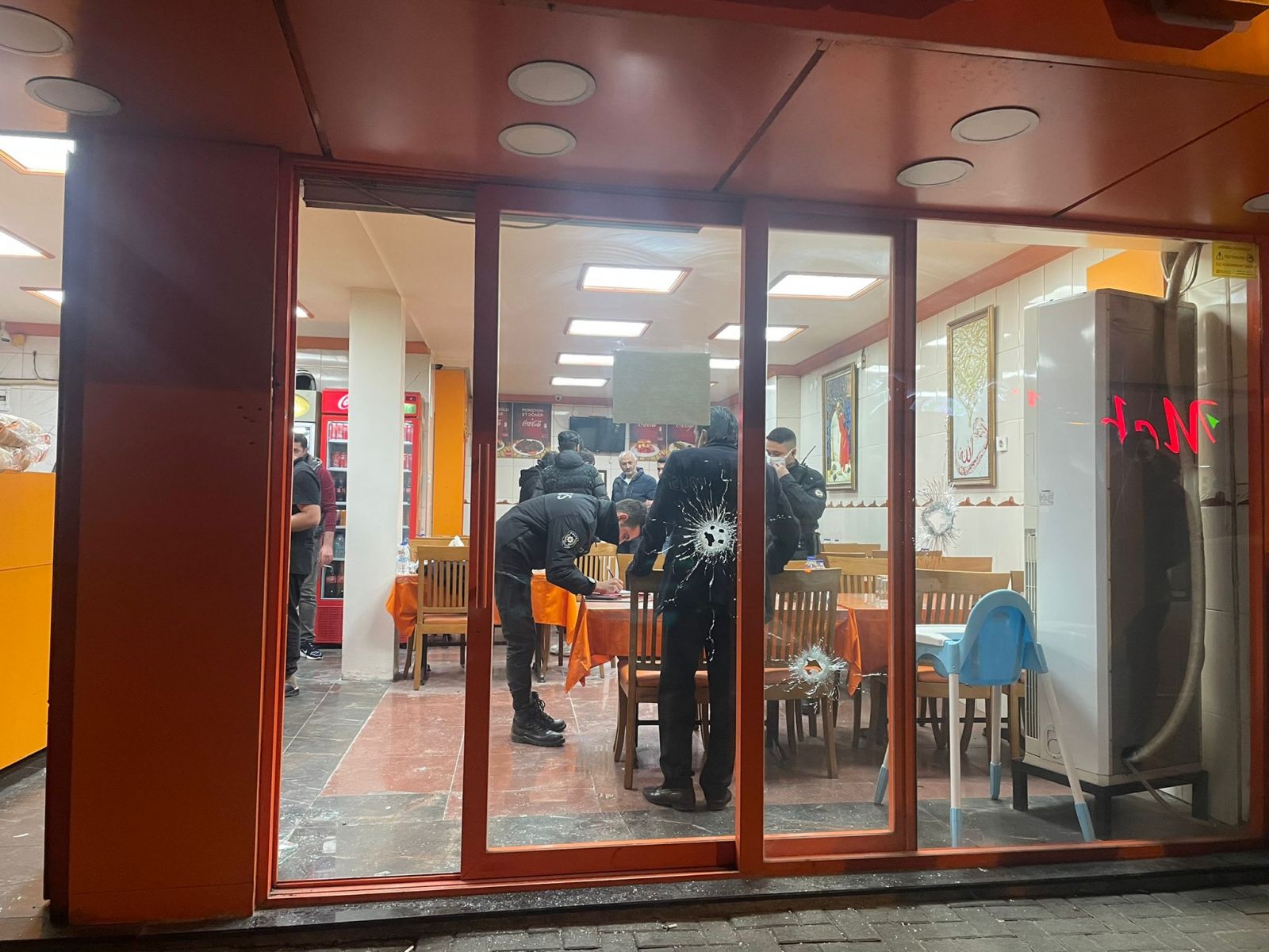 İzmir'de bir restorana silahlı saldırı düzenlendi, yaralananlar var