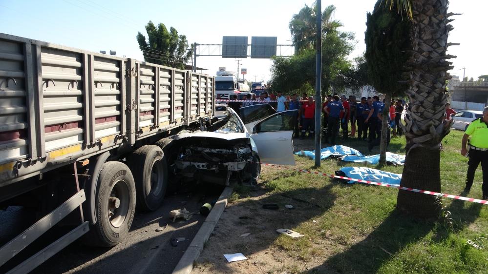 Mersin'de otomobil tıra arkadan çarptı, 4 genç canından oldu