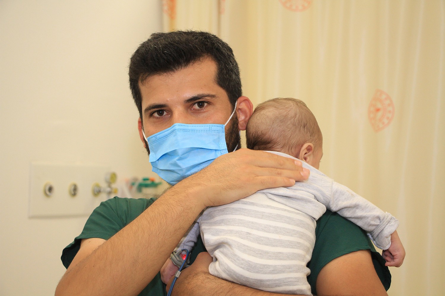 Karısını bıçaklayıp 5 aylık oğlunu kaçırdı! Bakamayınca bırakıp kaçtı