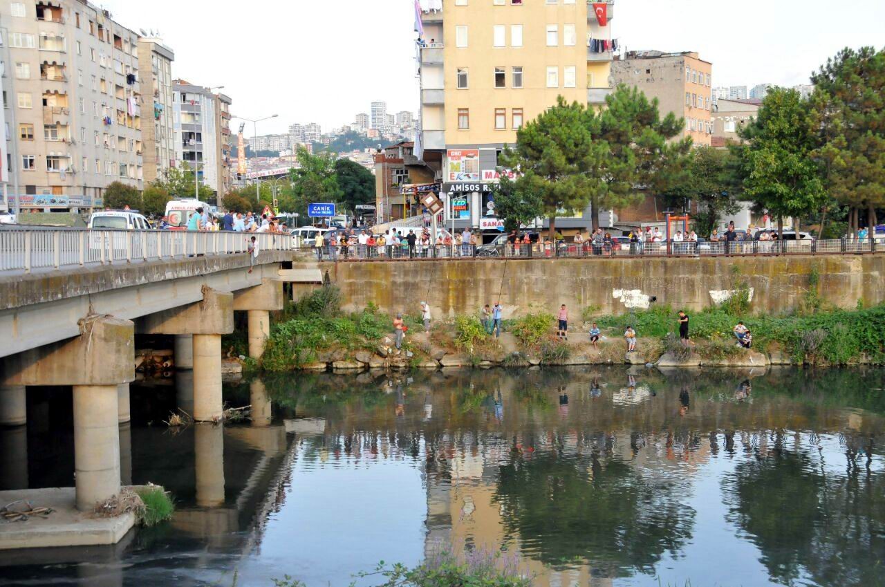 Köprüde intihara kalkıştı