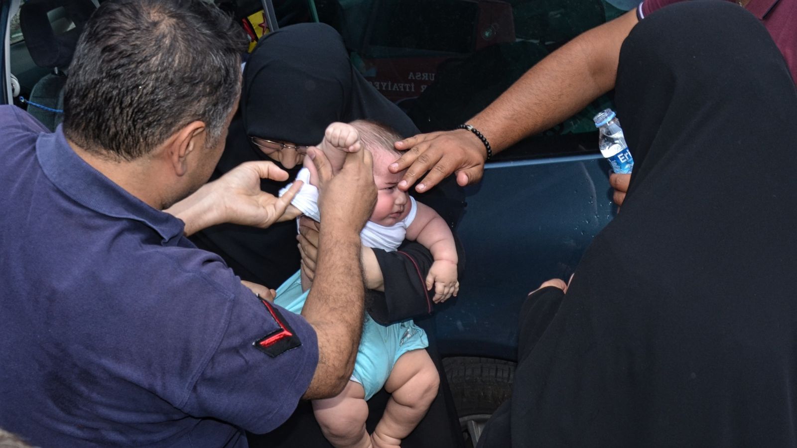 Arabada mahsur kalan 5 aylık bebek için seferberlik