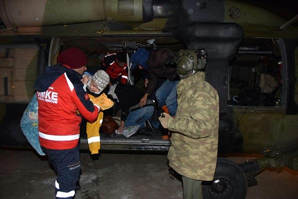 Komando süt kazanına düşen çocuk için köye indi