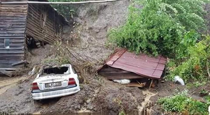 Sel suları 3 katlı binayı yıktı!