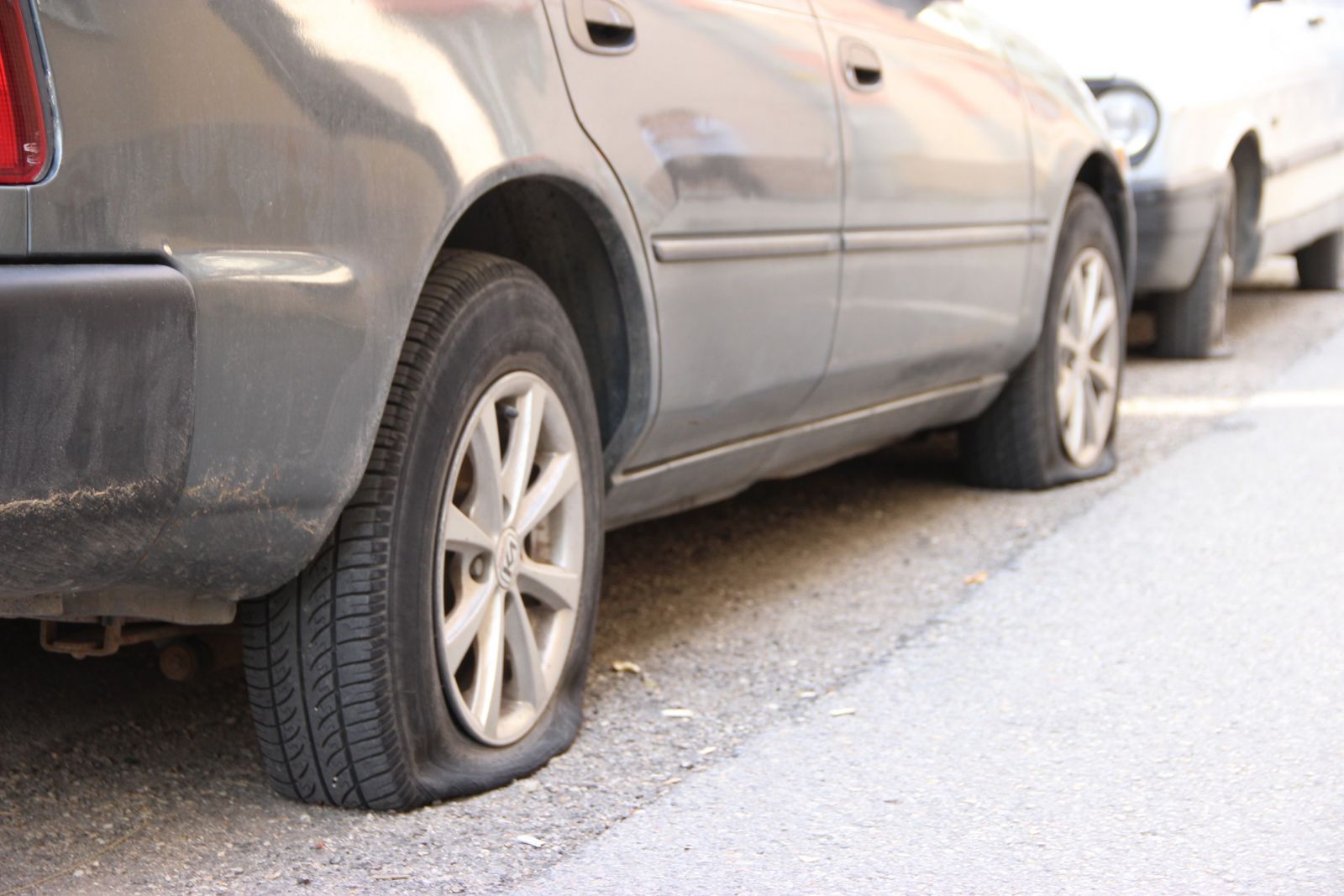 30 arabanın lastiklerini kestiler!