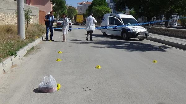 Kocasını sopayla döven adamı bacaklarından vurdu