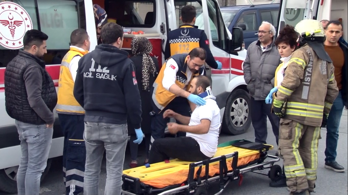 Gaziosmanpaşa’da halk otobüsü kaza yaptı: 4 yaralı