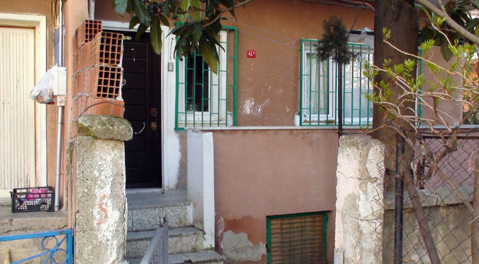 Beratcan'ın annesinin evini taşladılar!