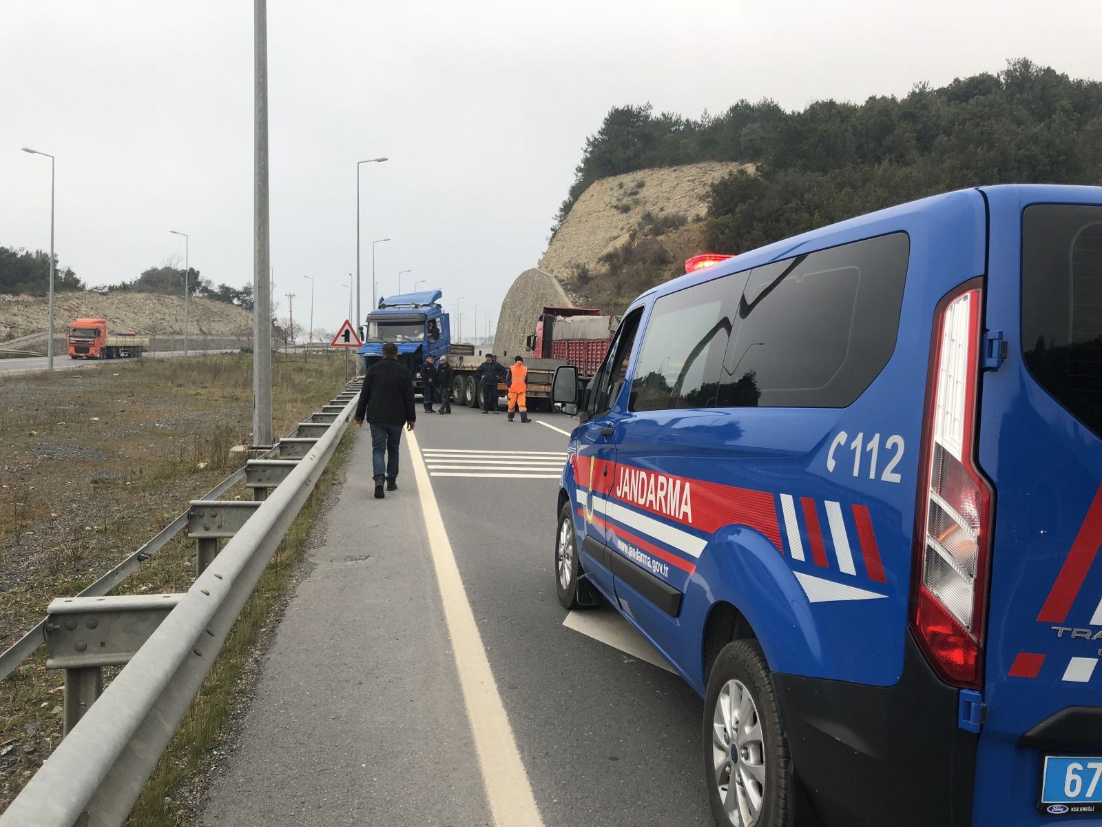 Tır sürücüsü acemi sürücüye çarpmamak için kaza yaptı