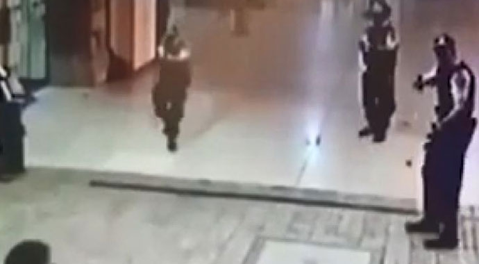 Avustralya'da polise bıçaklı saldırı güvenlik kamerasında