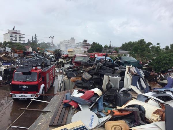 Antalya'da yıldırım 10 aracı yaktı