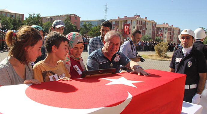 Yüreğimiz yanıyor...