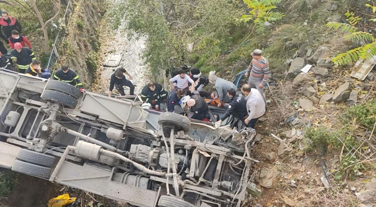 Kocaeli'de öğrenci servisi dere yatağına uçtu: Ölü ve yaralı var
